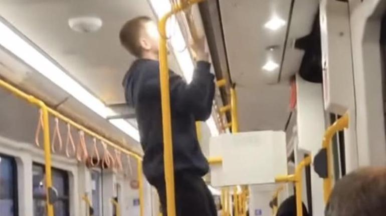 Bursada bir genç metroda barfiks çekti