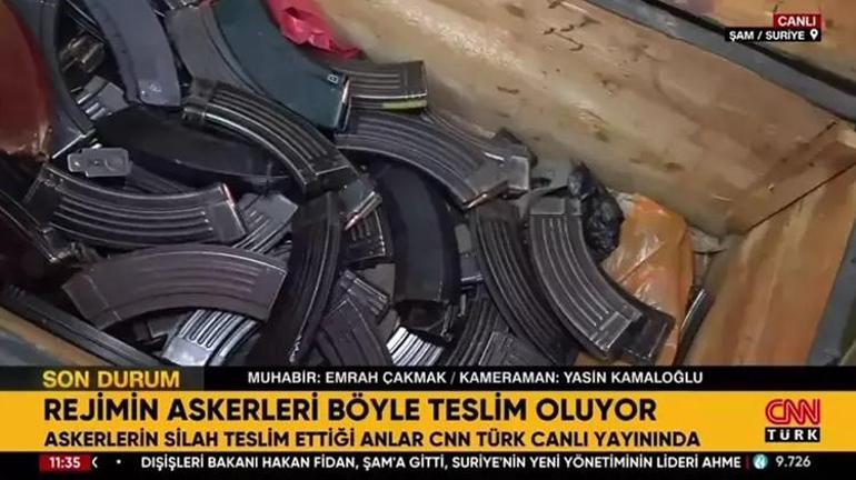 Suriyede Esad Rejiminin askerleri tek tek silahlarını teslim ediyor Esadın posterine basıp içeri giriyorlar