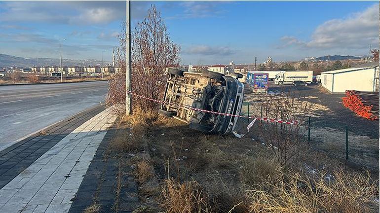 Sivasta buz tutan yolda üst üste araçlar devrildi.