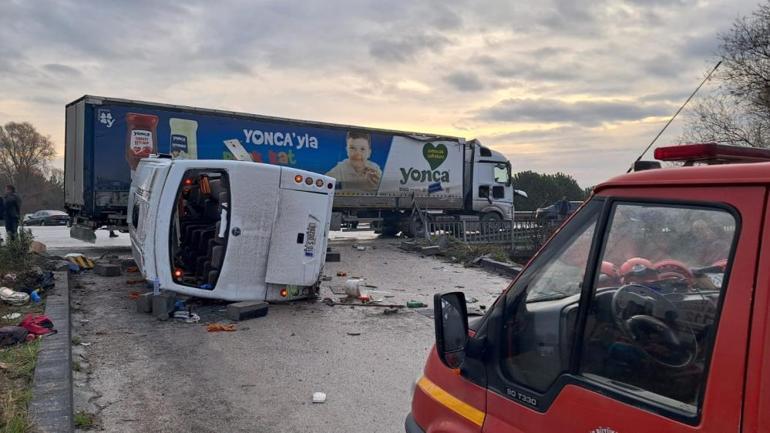 Balıkesirde öğrenci servisi ve TIR çarpıştı Çok sayıda yaralı var