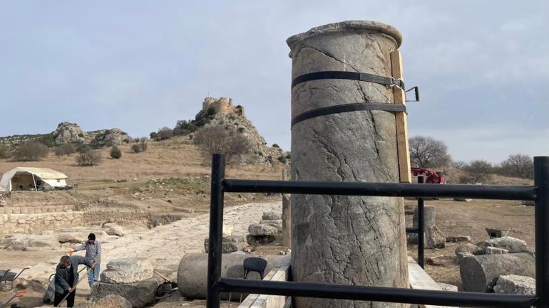 Kastabala Antik Kentinde depremde hasar alan sütunlar yeniden ayağa kaldırılıyor