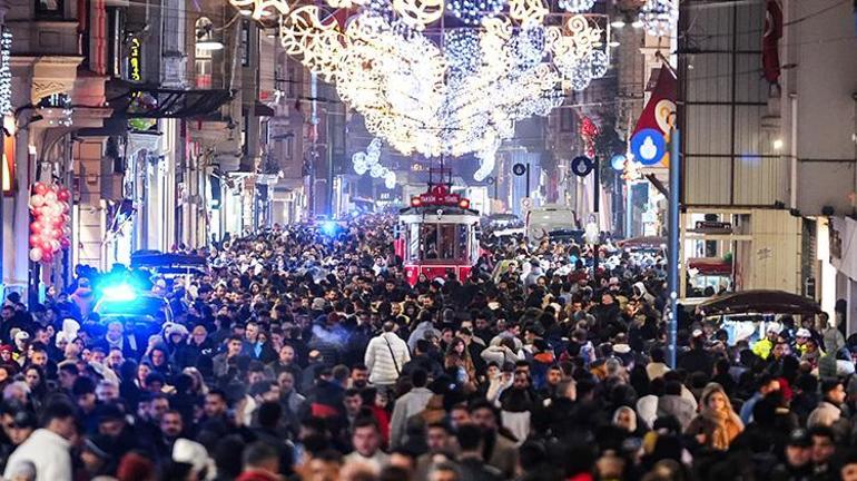 Taksim Meydanı ve İstiklal Caddesinde yılbaşı yoğunluğu