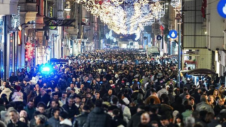 Taksim Meydanı ve İstiklal Caddesinde yılbaşı yoğunluğu