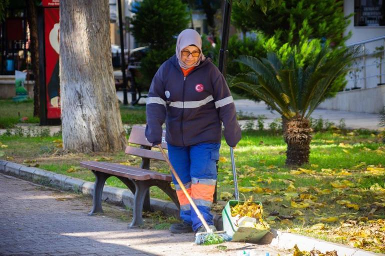 Adanada yeni yılın ilk günü temizlik görevlileri ve pazarcılar çalıştı