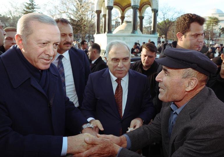 Cumhurbaşkanı Erdoğan Sultanahmet Meydanında vatandaşların Regaip Kandilini kutladı