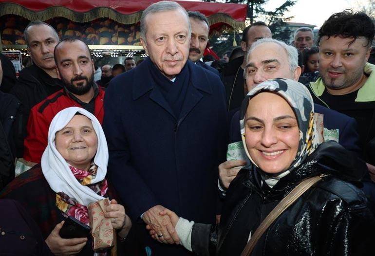 Cumhurbaşkanı Erdoğan Sultanahmet Meydanında vatandaşların Regaip Kandilini kutladı