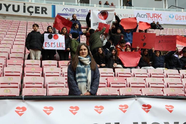 Eskişehirde Kucak Dolusu Hayaller projesi ile çocuklar hayatlarında ilk defa maç heyecanı yaşıyor