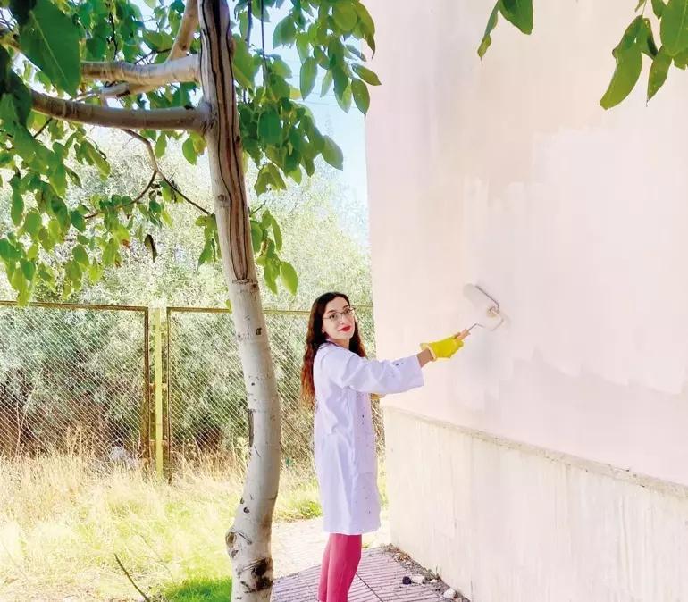 Öğrencilerini 90lı yıllara götürdü Herkese mavi önlük giydirdi, sınıfta soba yaktı