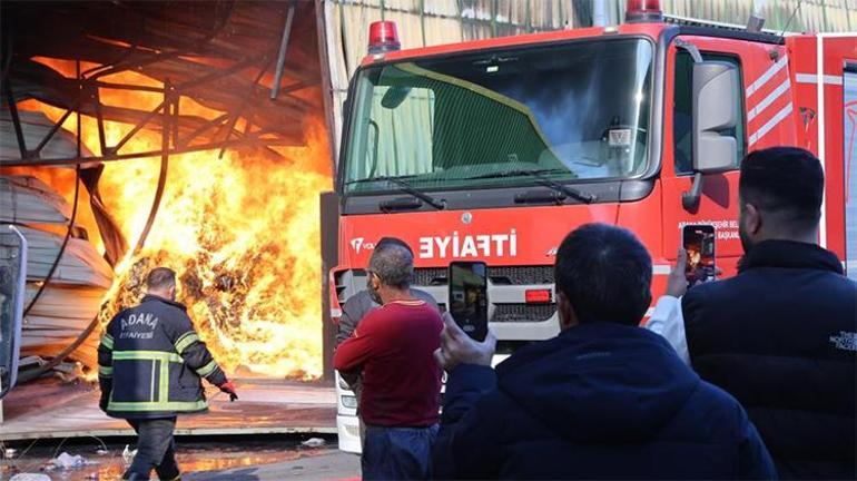 Adana’da büyük fabrika yangını Vatandaşlar canlarını hiçe sayıp, sosyal medyadan yayın yaptılar