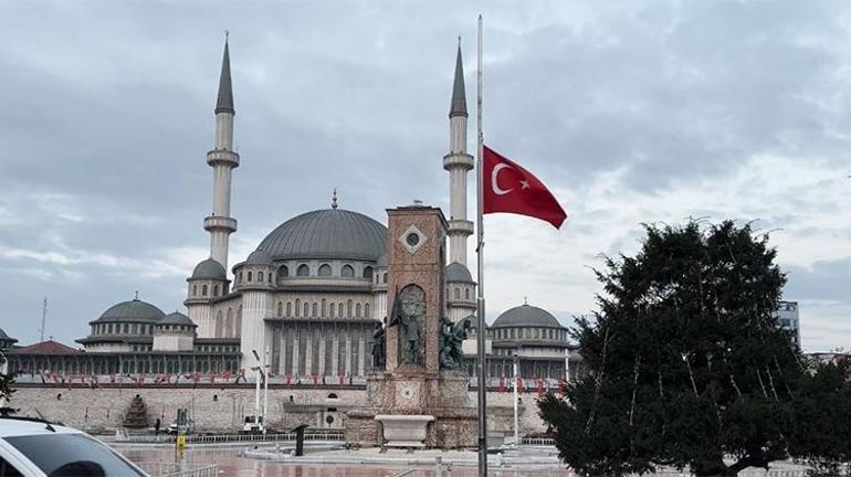 Milli yas ilan edilmesiyle İstanbulda bayraklar yarıya indirildi