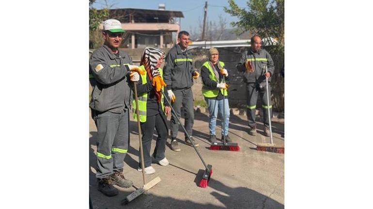 Hataylı temizlik görevlileri de sosyal medyanın fenomen şarkısıyla halay çekti