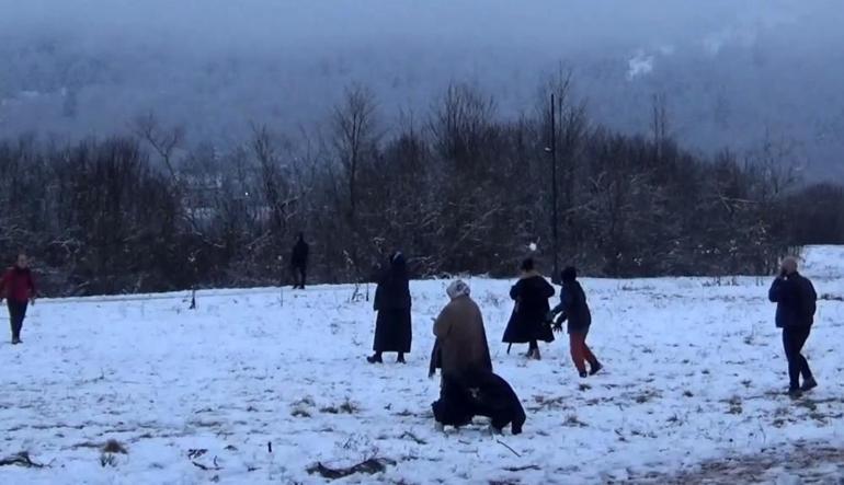Abant Gölü beyaza büründü ziyaretçiler karın keyfini çıkardı