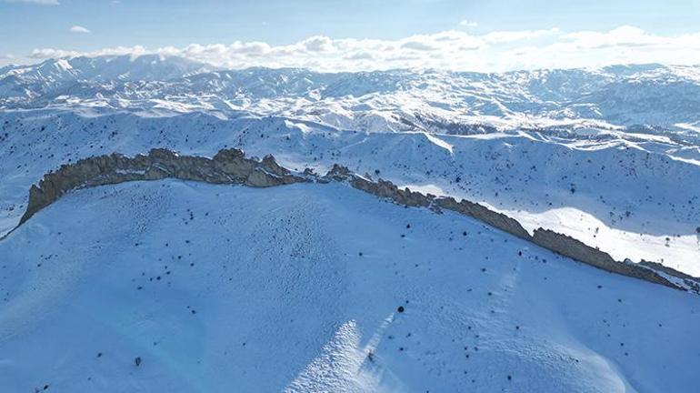 Sivastaki Doğal Çin Seddi kar yağışıyla beyaza büründü