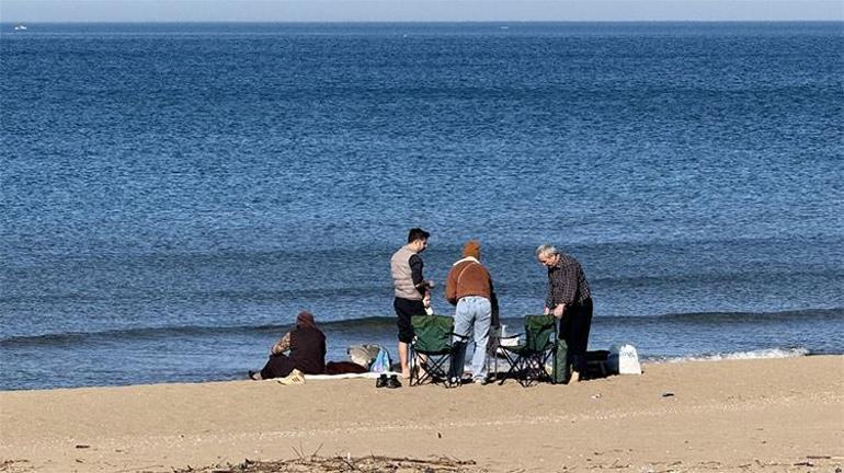 Burası ne Antalya ne de Bodrum Termometreler 19 dereceyi gösterdi, vatandaşlar plaja akın etti