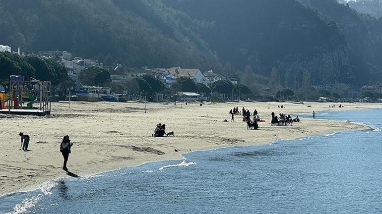 Burası ne Antalya ne de Bodrum Termometreler 19 dereceyi gösterdi, vatandaşlar plaja akın etti