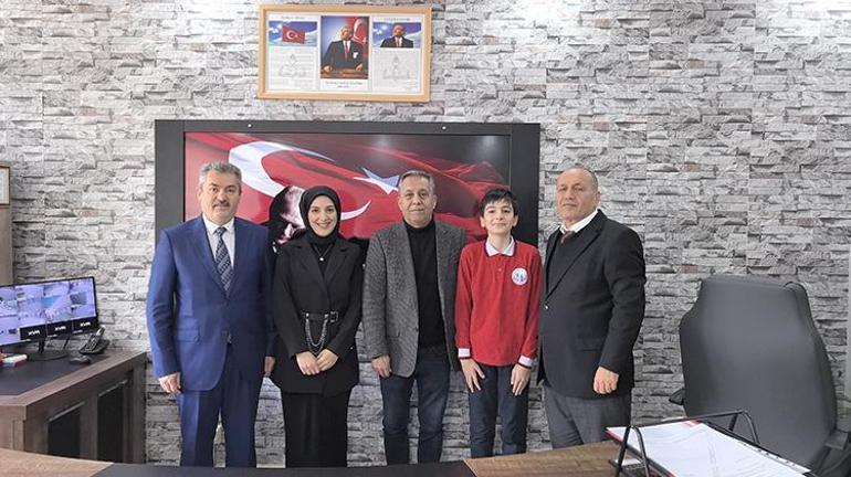 Sınıf öğretmeniyle aynı okulda meslektaş oldu Bursada Melike öğretmen atandığı okulda büyük bir sürprizle karşılaştı