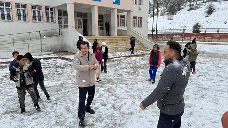 Burası ne Erzurum ne de Muş Akdenizin incisi lapa lapa kara teslim oldu, beyaz örtünün tadını çocuklar çıkardı