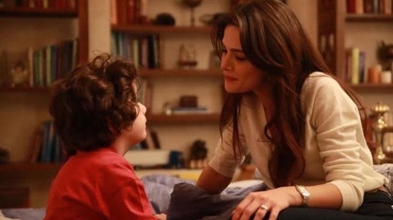 Uzak Şehirin sevimli oyuncusu sette neşe saçıyor Dizi ekibi öpmeye doyamıyor