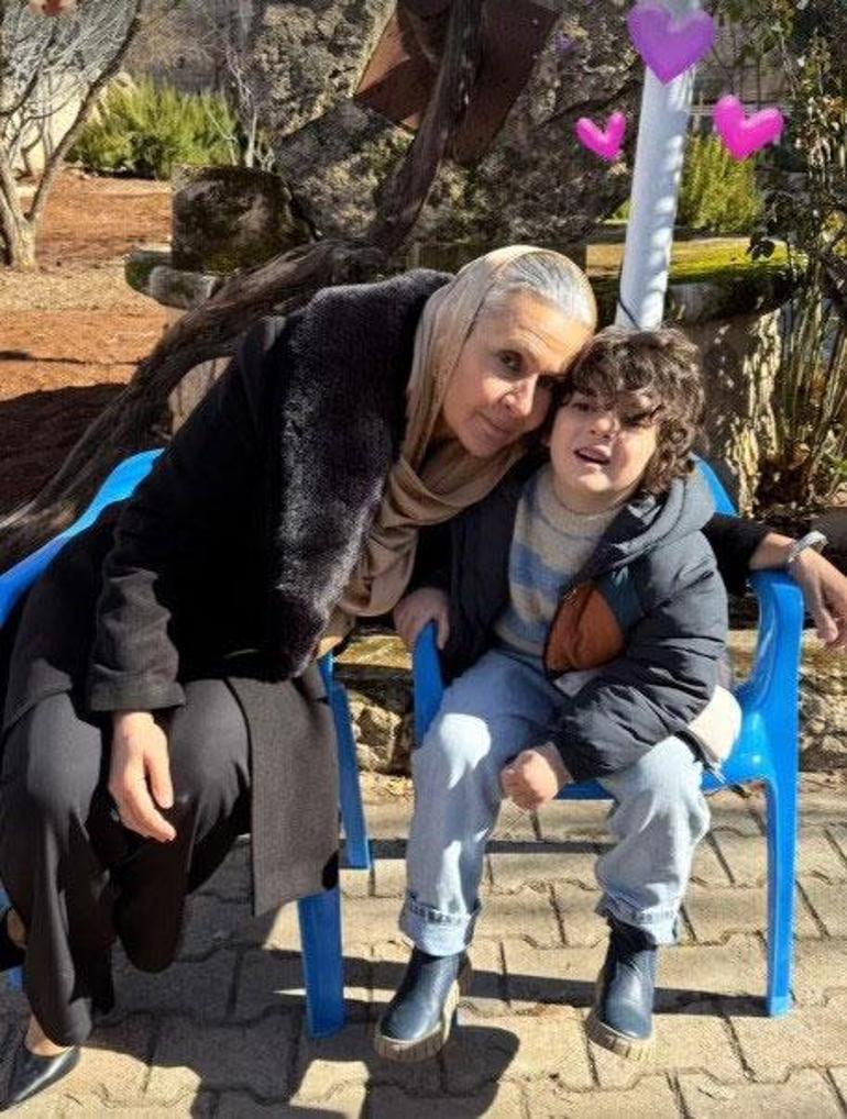 Uzak Şehirin sevimli oyuncusu sette neşe saçıyor Dizi ekibi öpmeye doyamıyor