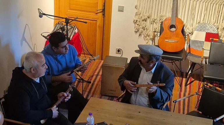 Üç telli saz sanatçıları Antalyada kamp yaptı