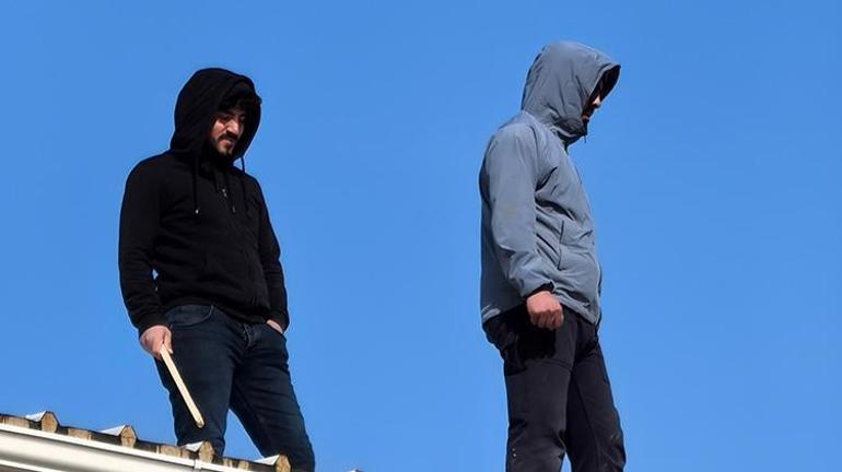 Bursada okul inşaatında çalışan işçiler taşerondan ücretlerini alamayınca çatıya çıktılar