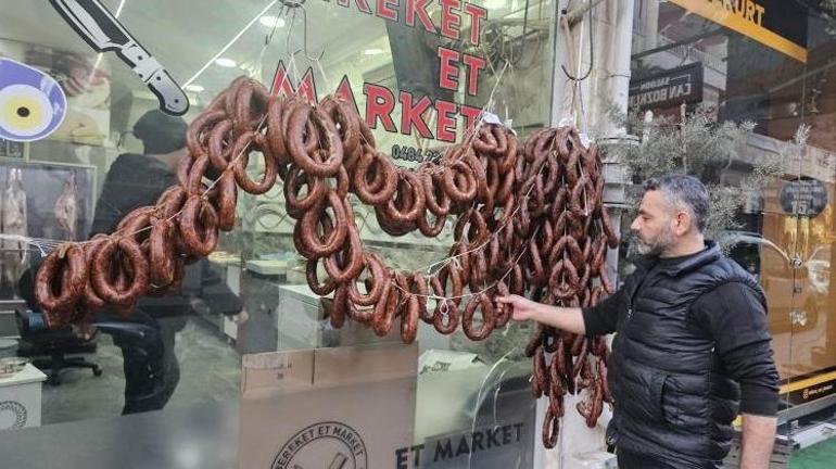 Bu sucuğu diğerlerinden ayıran özelliği soğanı Siirtin meşhur lezzeti Türkiyenin her yerinde ilgi görüyor