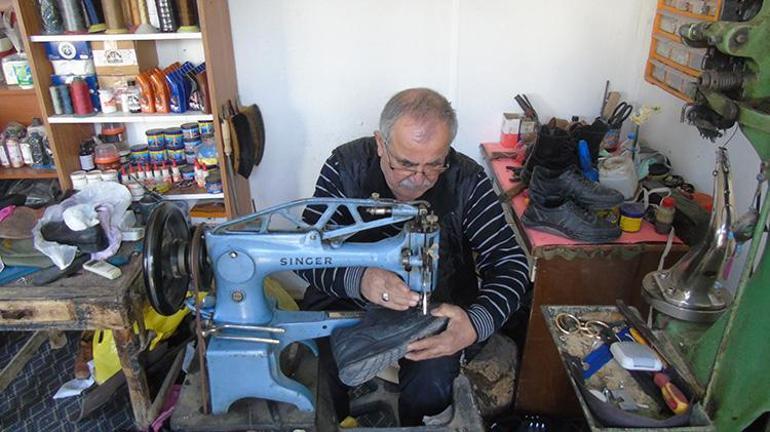 Depremden geriye kalanlar Gaziantepte 53 yıllık ayakkabı tamircisi hayat mücadelesini konteynere taşıdı