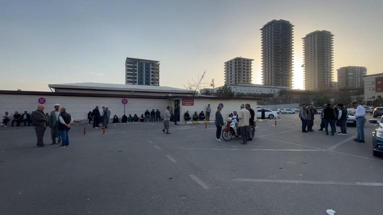 Şanlıurfada elektrik direği devrildi işçiler altında kaldı 1 kişi hayatını kaybetti