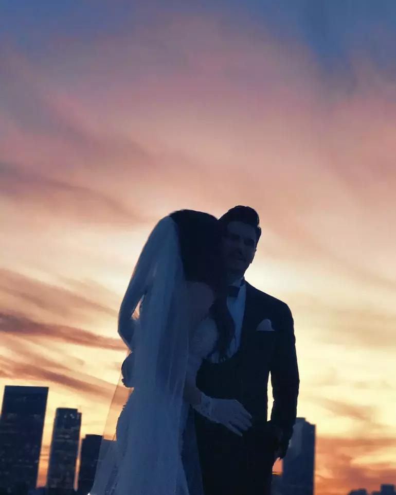 Tolgahan Sayışmandan eşi Almeda Abaziye romantik kutlama