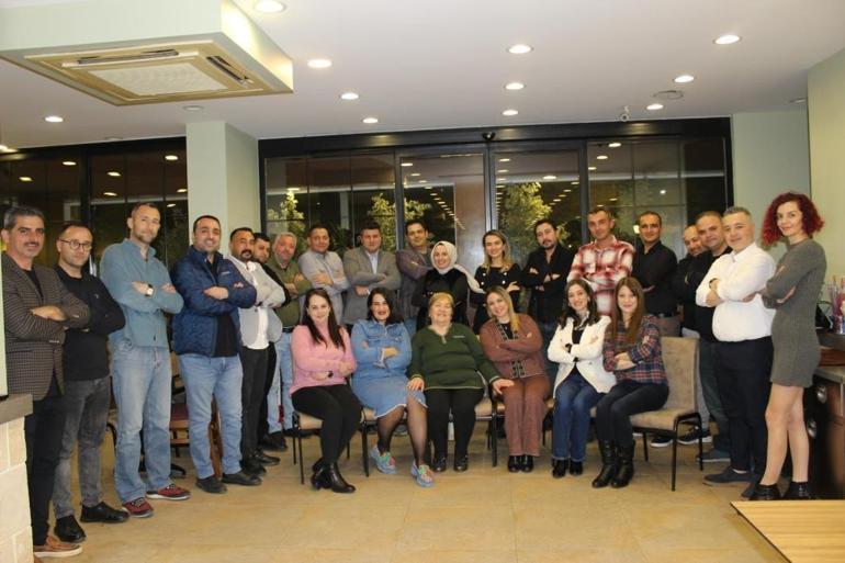 27 yıl sonra gelen sürpriz Sosyal medya sayesinde öğretmenleriyle bir araya geldiler