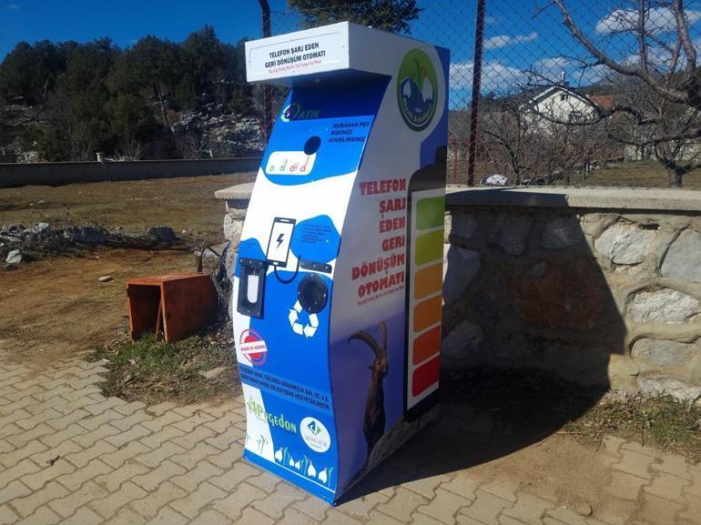 Baba-oğul kafa kafaya verdi Telefon şarj eden geri dönüşüm otomatı yaptı