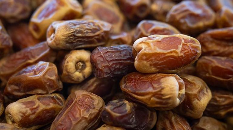 Ramazan ayı kapıya dayandı hurmalar tezgahları süslemeye başladı