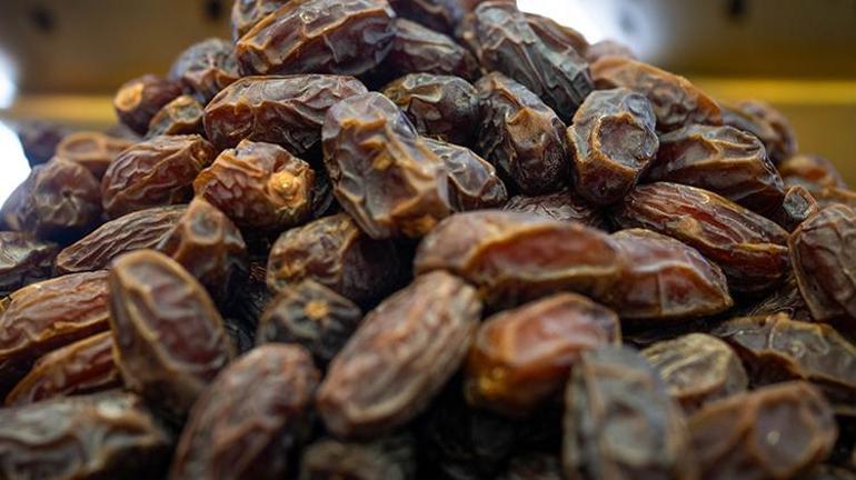 Ramazan ayı kapıya dayandı hurmalar tezgahları süslemeye başladı