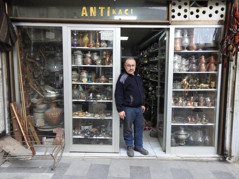 Kaybolmaya yüz tutan antika eşyaları gün yüzüne çıkarıyor