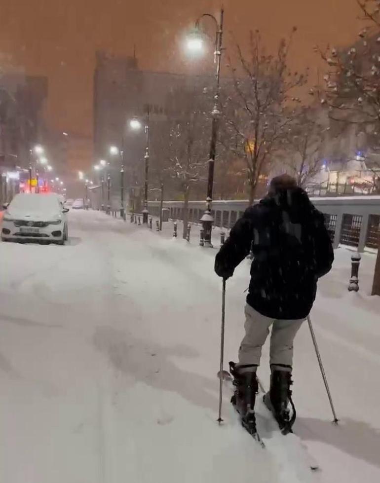 Erzurum sokaklarında Kayakla tur attı