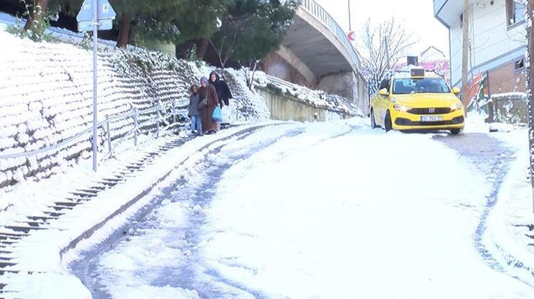 Kağıthanede yokuşlu yollarda araçlar ve yayalar zorlu anlar yaşadı