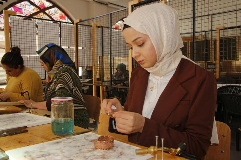Vanda unutulmaya yüz tutmuş sanat kadınların elinde yeniden hayat buluyor