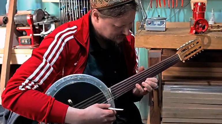 ABD vatandaşı gitar virtüözü, sosyal medyada gördüğü 3 telli sazı merak edip Keşana geldi