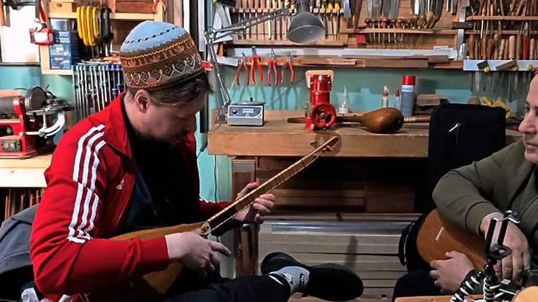 ABD vatandaşı gitar virtüözü, sosyal medyada gördüğü 3 telli sazı merak edip Keşana geldi