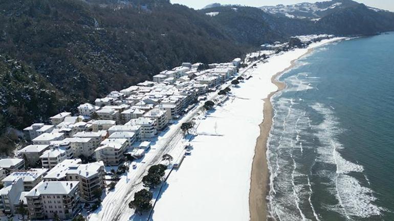 Yerli ve yabancı turistin yeni gözdesi İnkumu plajı beyaza büründü