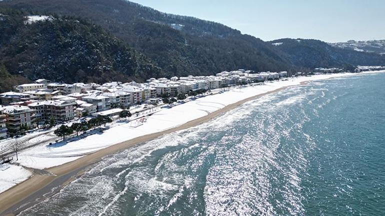 Yerli ve yabancı turistin yeni gözdesi İnkumu plajı beyaza büründü