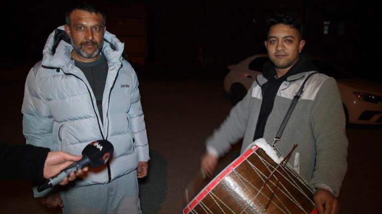 Edirnede ramazan davulcuları ilk mesaisinde: Baba - oğlu vatandaşları manilerle uyandırdı