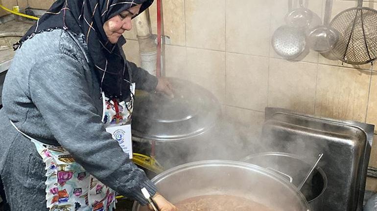 Konyada emekli öğretmenden örnek davranış Aşevinde ihtiyaç sahiplerine yemek yapıyor