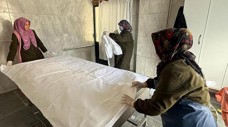 Antalyanın kadın gassalları konuştu: Bebekleri severek, öperek yıkıyoruz