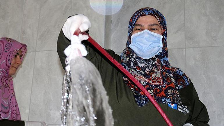 Antalyanın kadın gassalları konuştu: Bebekleri severek, öperek yıkıyoruz