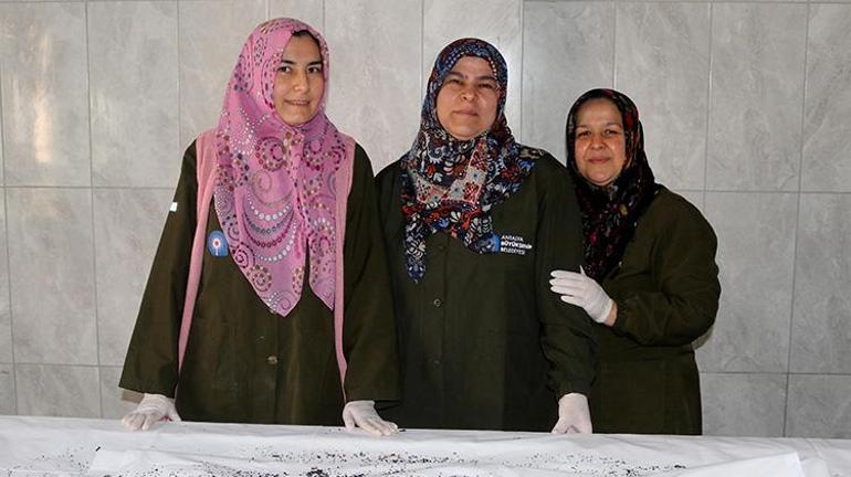 Antalyanın kadın gassalları konuştu: Bebekleri severek, öperek yıkıyoruz