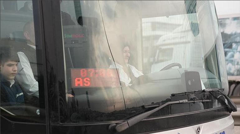 Kadın şoför yıllardan beri şehirler hatta otobüs sürüyor