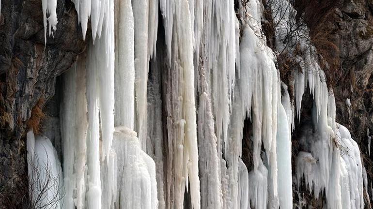 Koçköprü Kanyonu’nda oluşan buz sarkıtları ilgi odağı oldu
