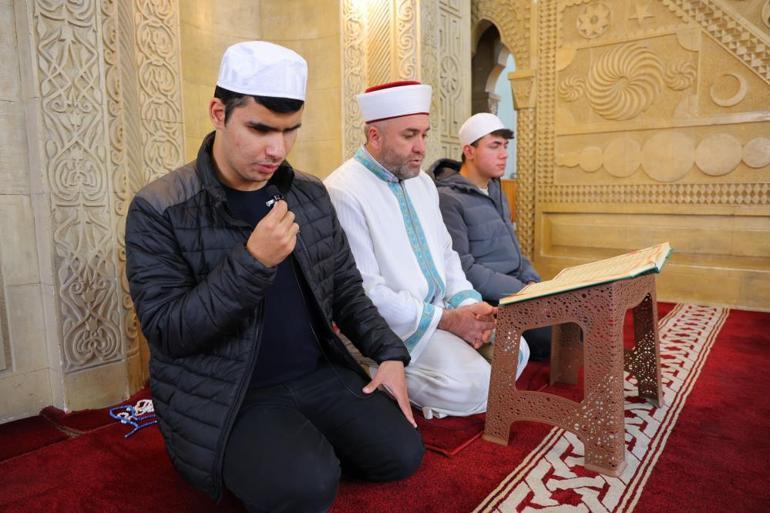 Hafızlığı kendisi gibi görme engelli hocasından öğrendi Ramazanda mukabele geleneğini sürdürüyorlar