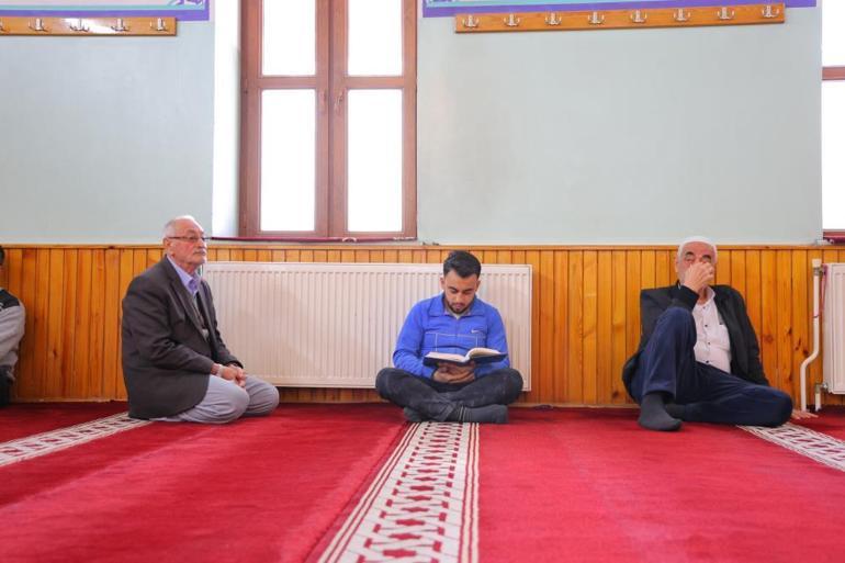 Hafızlığı kendisi gibi görme engelli hocasından öğrendi Ramazanda mukabele geleneğini sürdürüyorlar